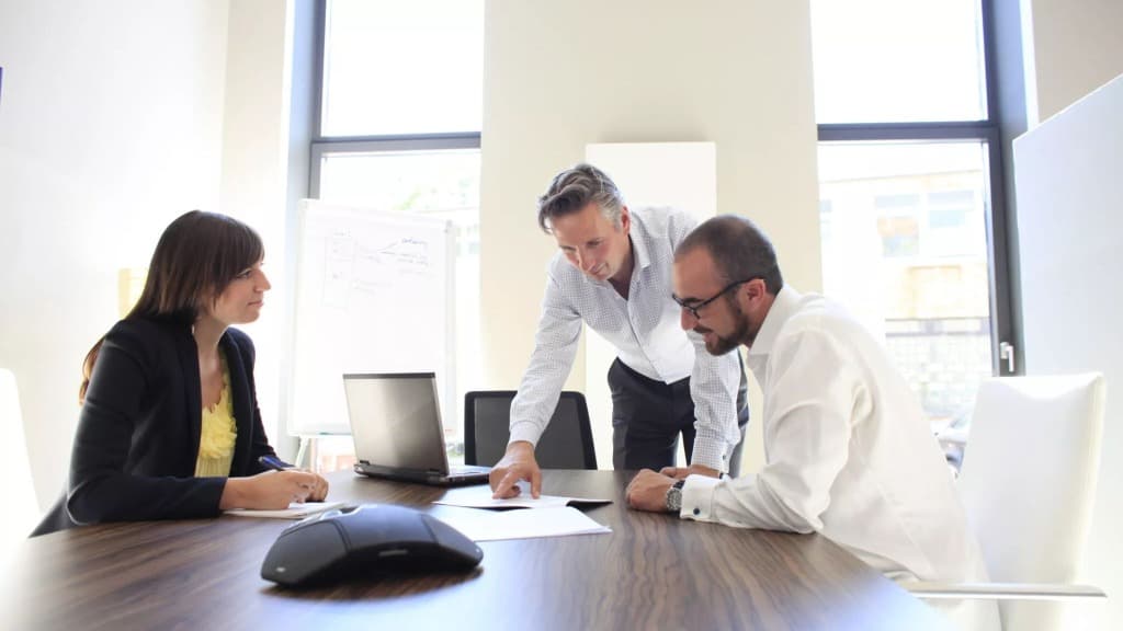 Nachfassen im B2B-Vertrieb: Warum konsequentes Dranbleiben über Erfolg oder Misserfolg entscheidet